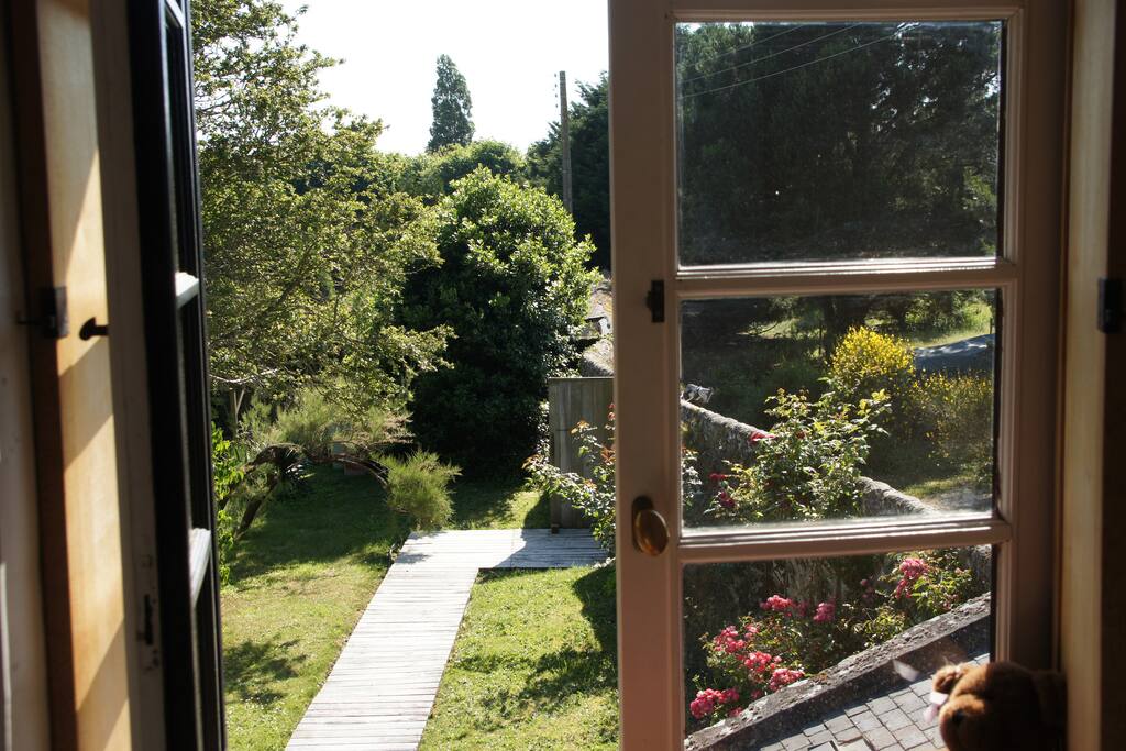 Vue d'une chambre sur le second jardin clôt de murs de pierres, idéal pour la sécurité de vos enfants