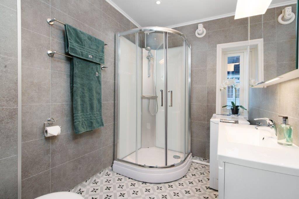 Fully furnished bathroom w/washing machine
