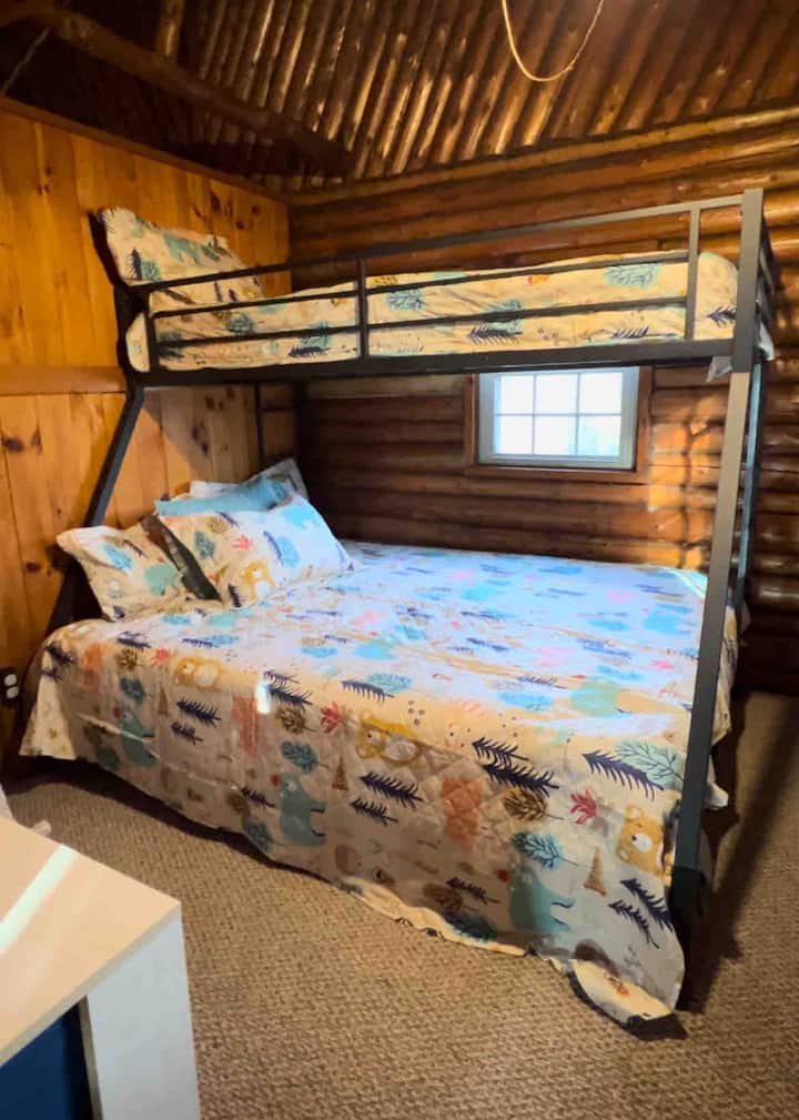 Dvojposteľ XL nad poschodovou posteľou s manželskou posteľou je novým prírastkom tejto sezóny (2024), o ktorý ste sa pýtali a my sme ich počúvali! 
Viac spálne a zamerané na malého cestovateľa so sladkou posteľnou bielizňou, rockerom a novými hračkami pre lesných priateľov. 

Prečítajte si knihu s tematikou medveďa pred spaním! 