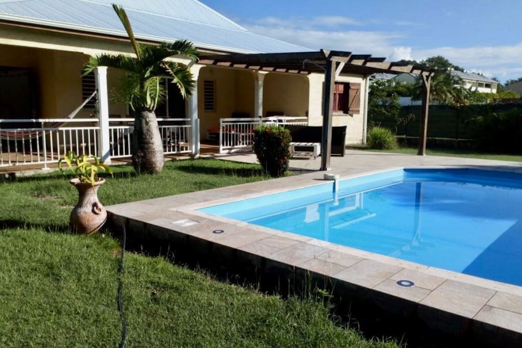 jardin agréable et fruitier autour de la piscine