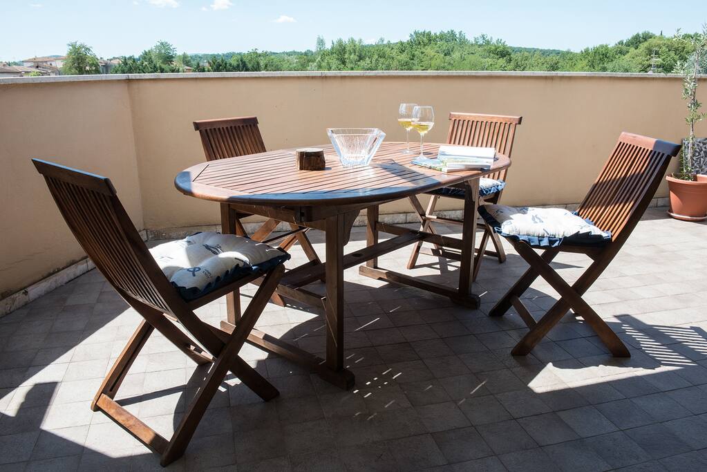 Have breakfast, lunch and dinner in the summer breeze.
Fai colazione, pranzo e cena nella brezza estiva.
