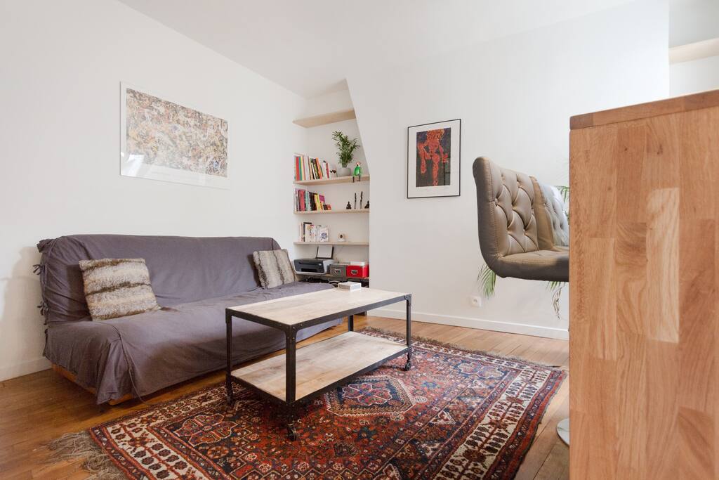 Living room with open kitchen / Salon avec cuisine ouverte