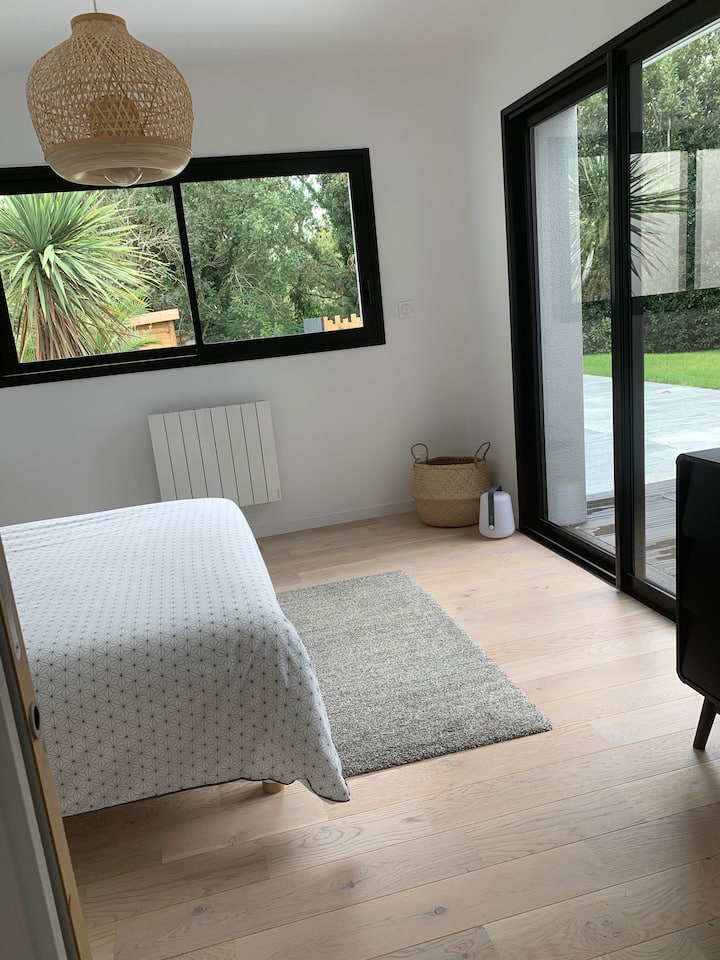 Suitë kryesore me pishinë dhe pamje nga kopshti