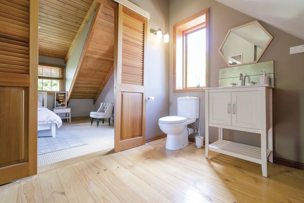 Ensuite adjoins the main bedroom adjacent an external balcony