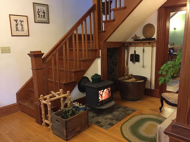 Cozy Craftsman Bungalow near lake & downtown