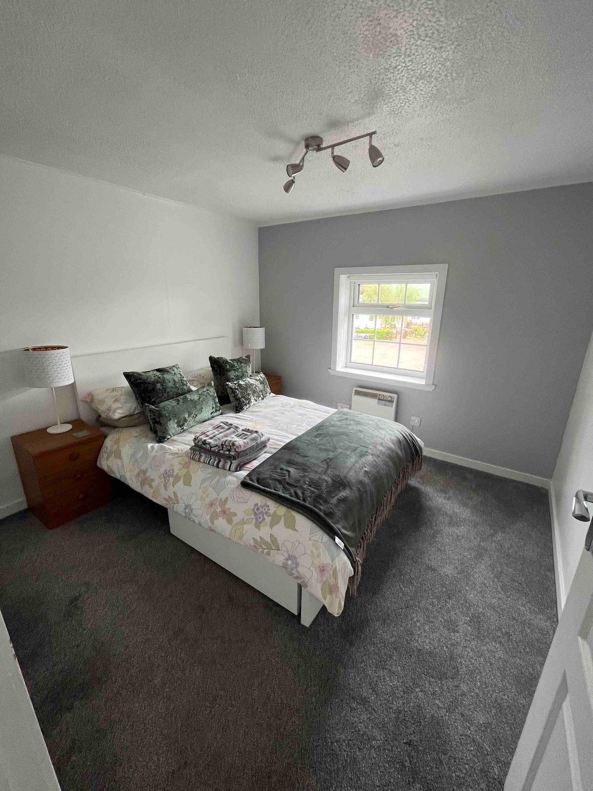 เตียงคู่พร้อมลิ้นชักเก็บของ โต๊ะข้างเตียง 2 ตัวพร้อมที่เก็บของและโคมไฟข้างเตียง 