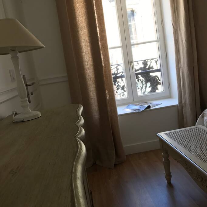 commode patinée, rideaux de lin ...