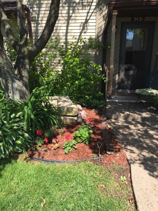 Front entry way, another entrance in rear, to garden level!