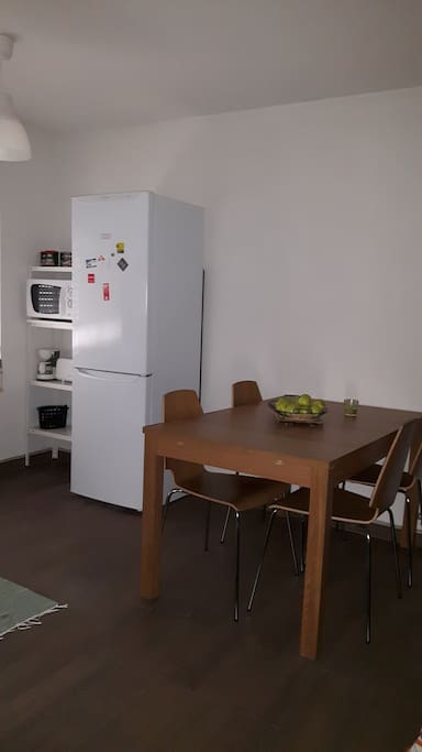 Espaço cozinha/espaço de refeições (mesa para 6 pessoas)