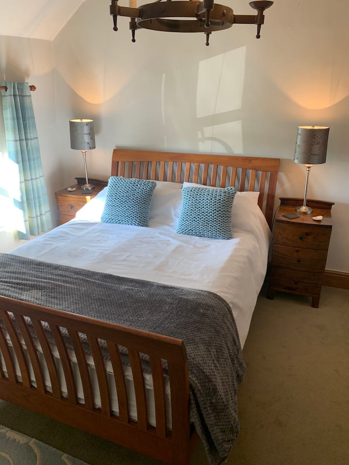 Posteľ King size s vankúšmi na kačice