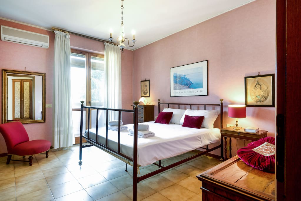 The first bedroom: the comfortable double bed with soft bed-linen and towels