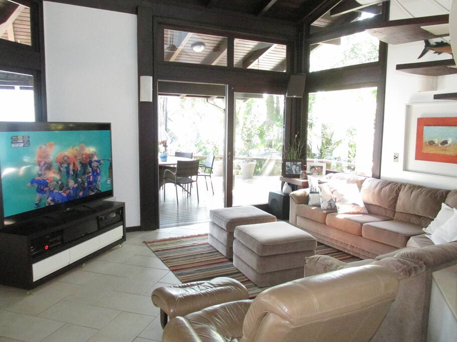 Sala de estar/TV e deck