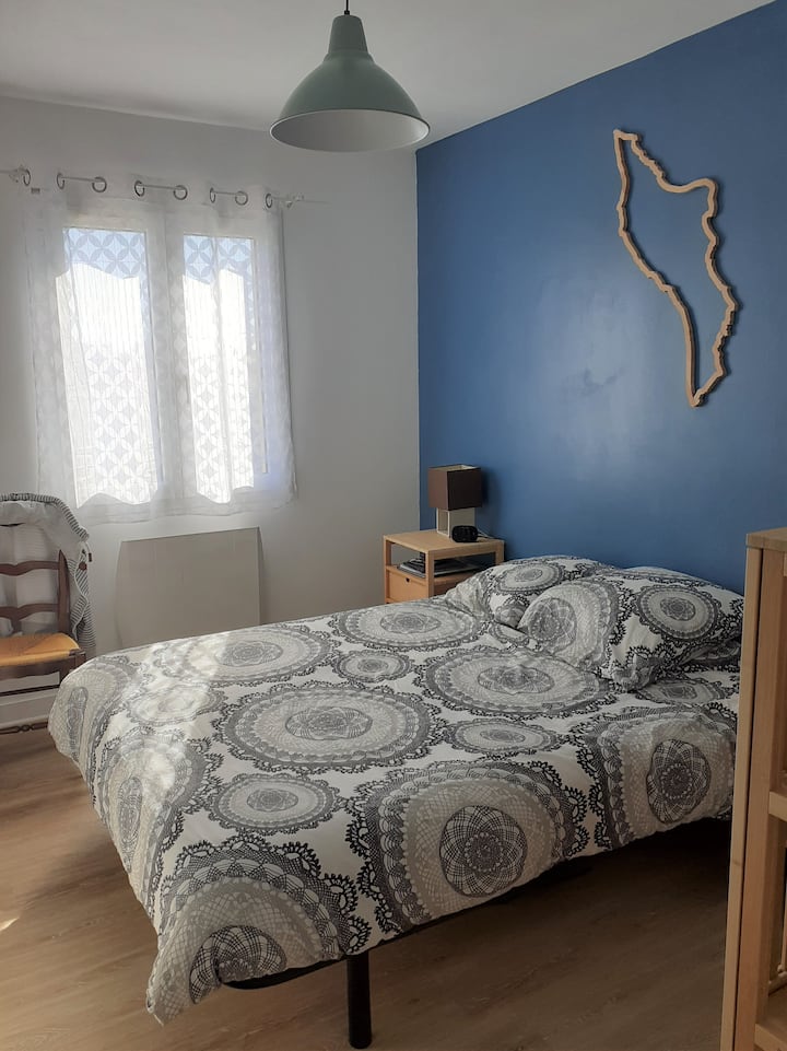 Podlaha s modrou spálňou