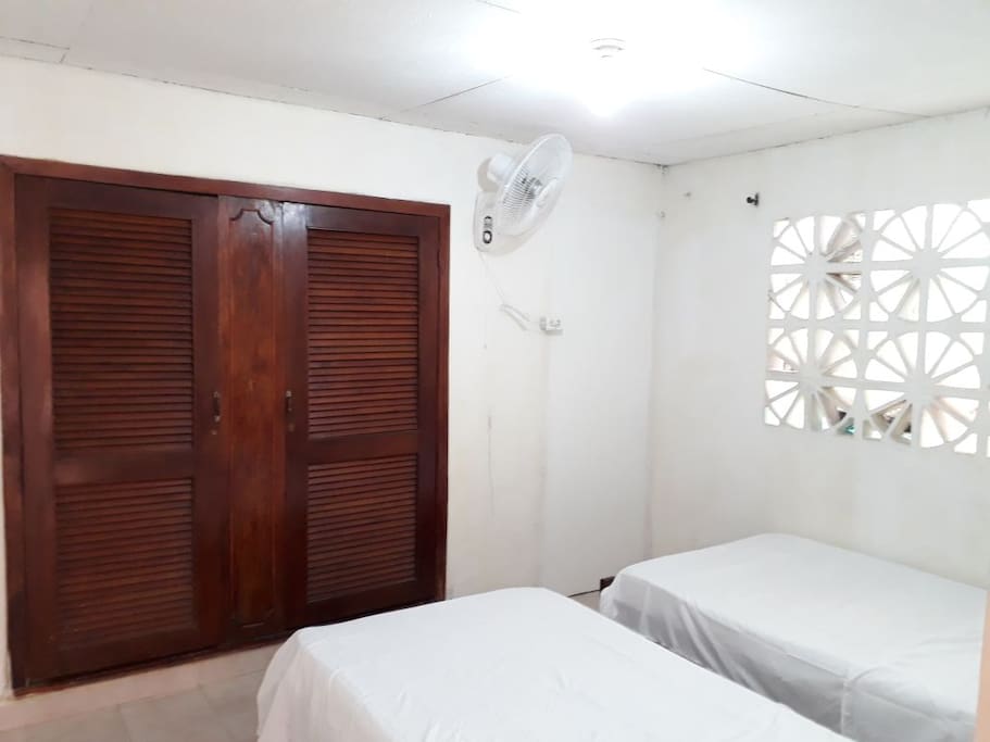 primer dormitorio closet y abanico