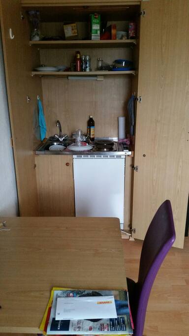 Küche, zwei Kochplatte und Kühlschrank