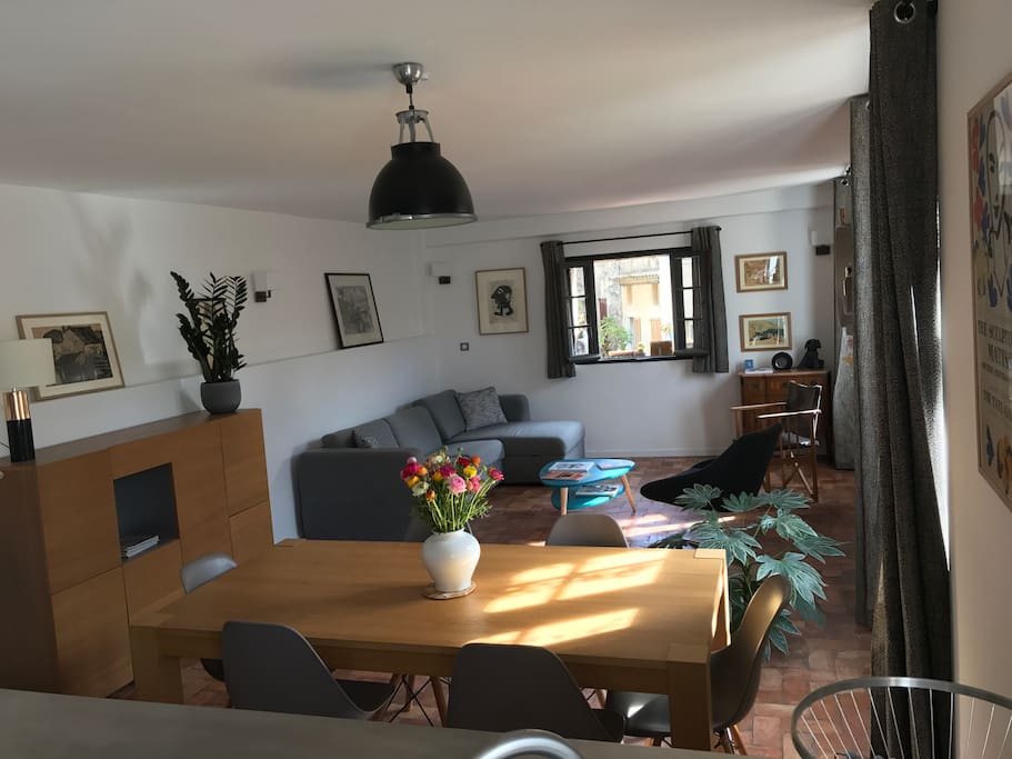 Vue du séjour baigné de soleil (40m2)