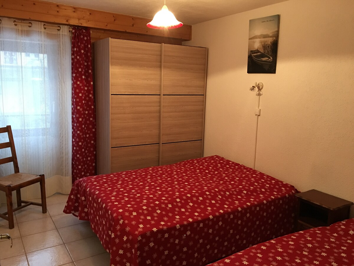 Соба за три лица