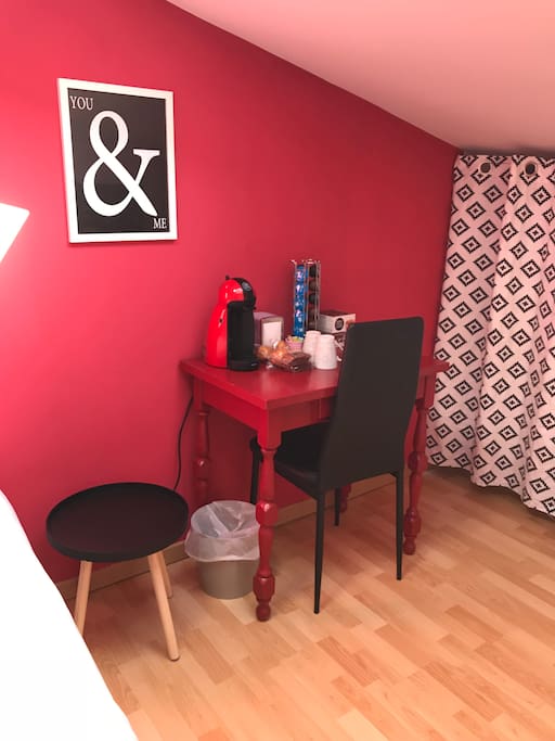 Coin petit déjeuner (cafetière et gâteaux)