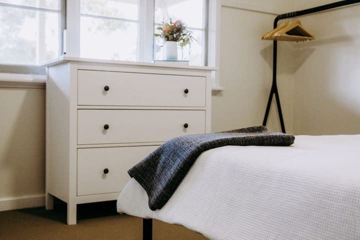 Dhoma kryesore e gjumit ka një krevat dopio "queen" dhe pamje për ditë të tëra.