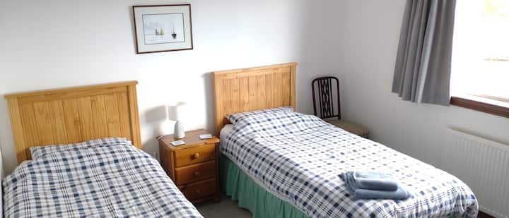 ห้องนอนเตียงแฝดกว้างขวาง 