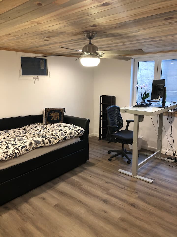 Chambre 2 : un autre bureau réglable et une chaise Herman Miller, un lit simple