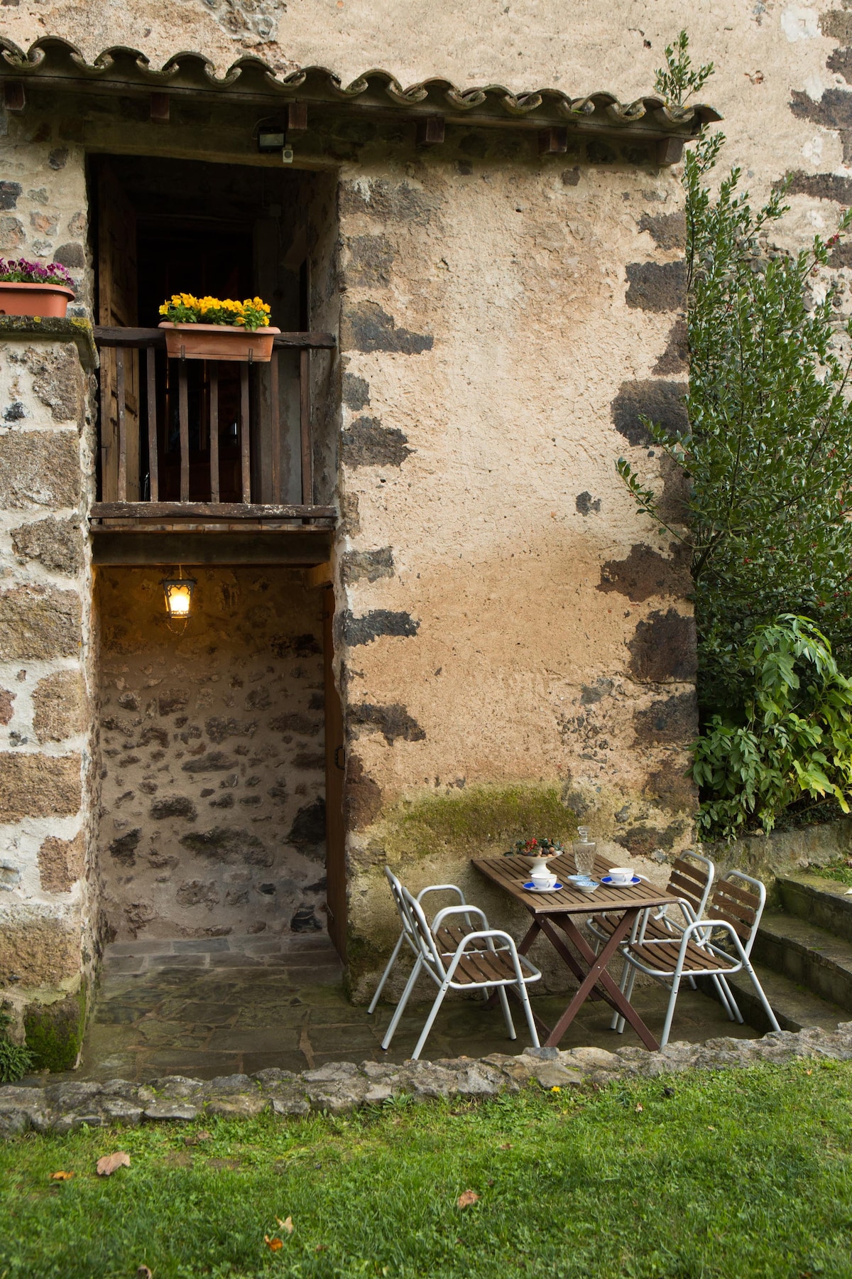 Entrance to apartment and outdoor table// Entrance to apartment and outdoor table// Entrée de l'appartament et table d'extérieur // Entrance to the apartment and outdoor table at M