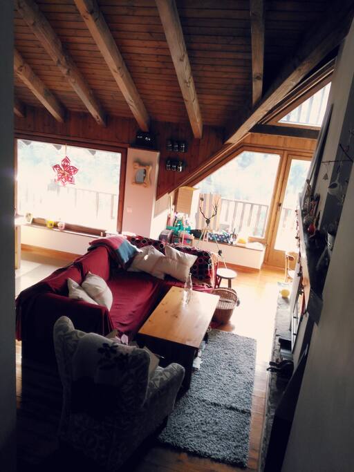 Salón con altos techos de madera e impresionantes vistas a la montaña.
Big living room with wooden ceiling and floor and shocking views to the mountains.