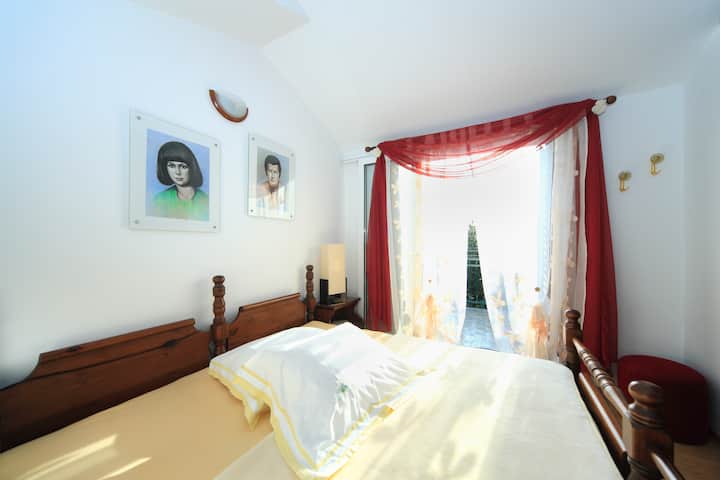 חדר שינה 1 עם מרפסת.