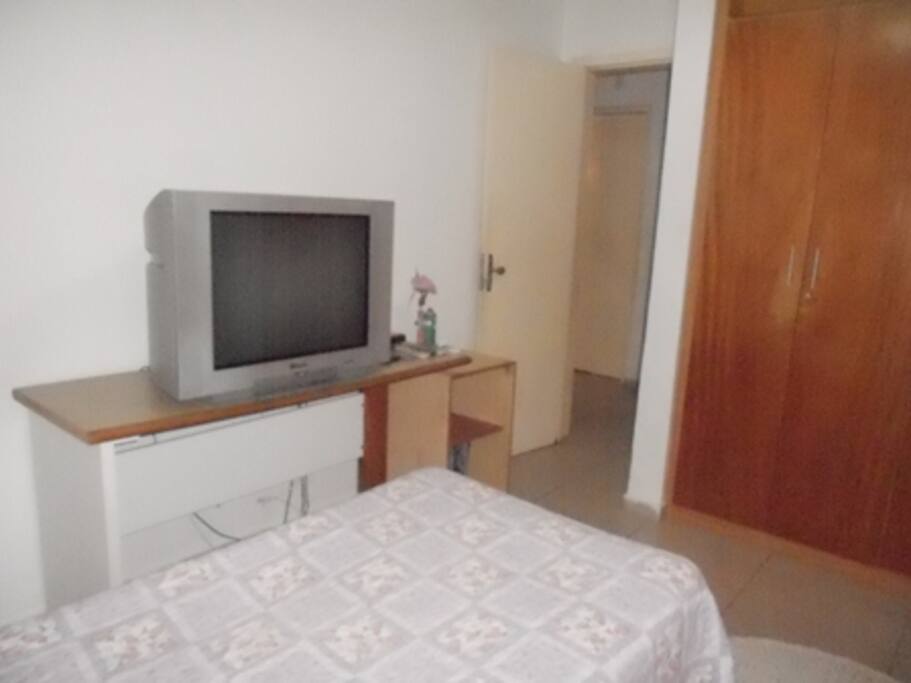 Quarto climatizado com split.Tv e armarios,camas box .Tem capacidade para acomodar até 03 pessoas