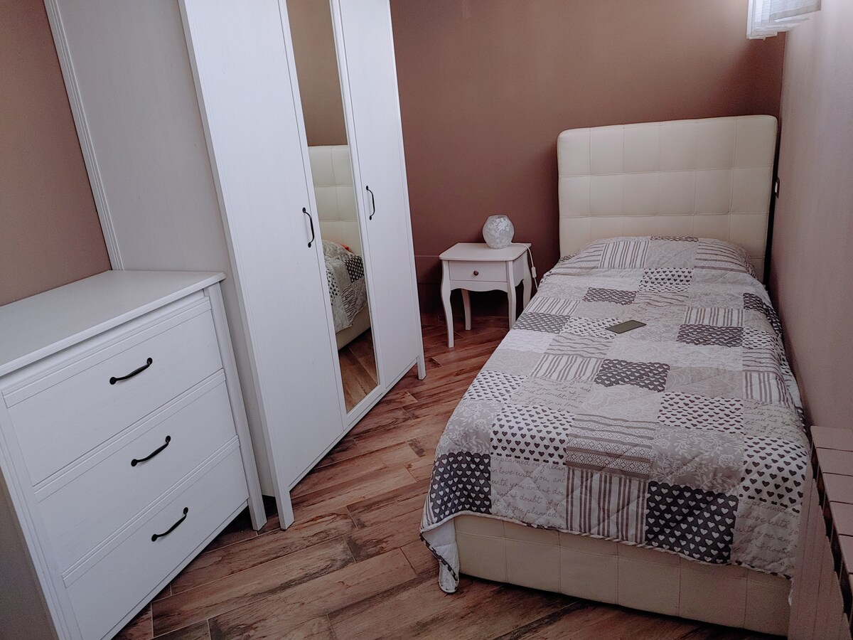 חדר עם מיטת מכולה לאדם אחד 