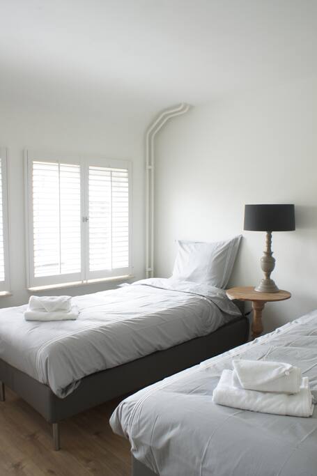 Dit is dezelfde kamer, maar dan zijn de bedden uit elkaar gehaald