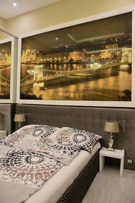 bed and Chain Bridge background picture