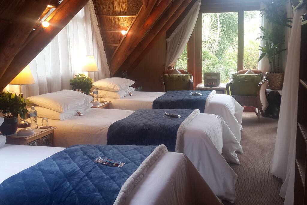 Marabou bedroom - sleep option 3: three single beds