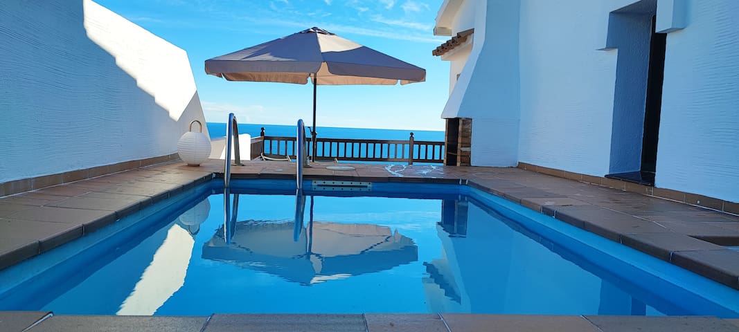 Apartment with sea views and private pool