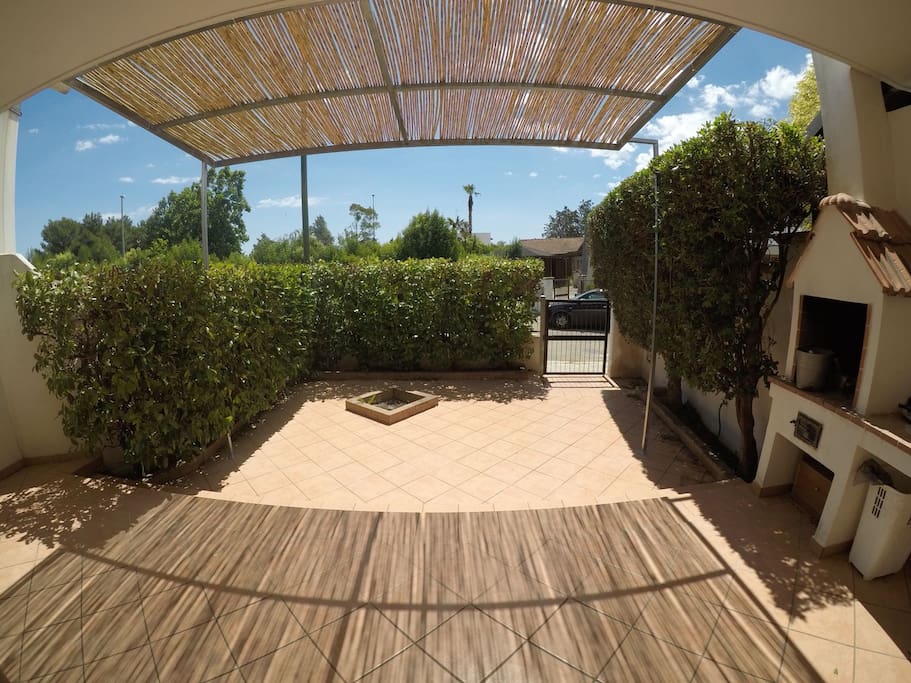 giardino antistante con copertura