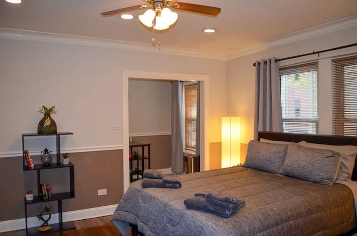 A Laid-back Studio Few Minutes From Wrigley Field - Chicago, IL