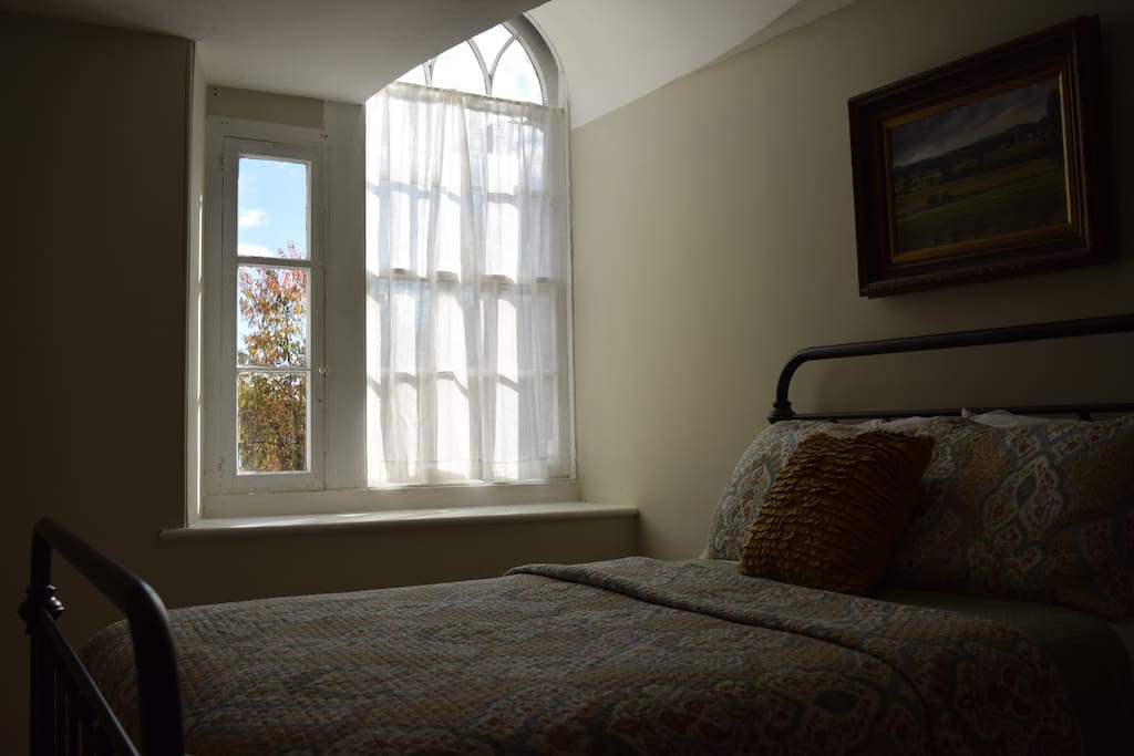 Green Room: sunlight 3rd floor private room, full size bed with palladium window.