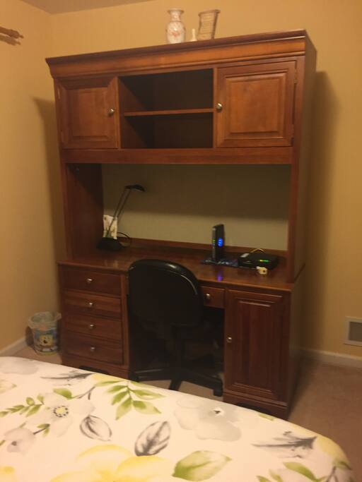 Guest Room showing desk