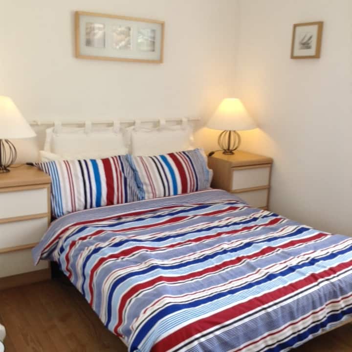 Chumba cha kulala cha watu wawili kilicho na kabati kubwa la nguo kwenye sehemu ya nyuma ya nyumba