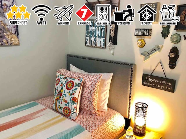 Cute Tiny Room Family Home LaGuardia Airport LGA