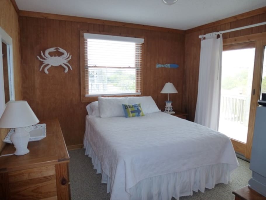 bedroom 1, queen bed
