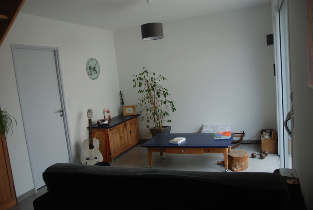 côté salon avec canapé et table basse donnant sur la terrasse