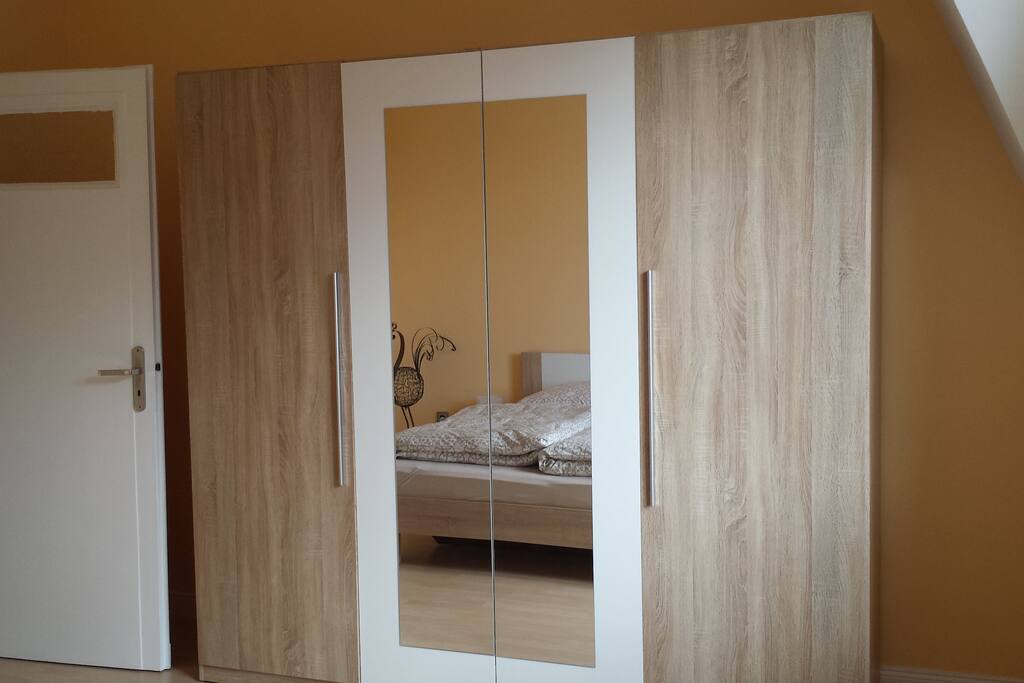 großer Schlafzimmerschrank