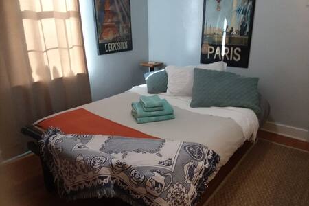 B's Eclectic Midtown Home with Coffee & Breakfast