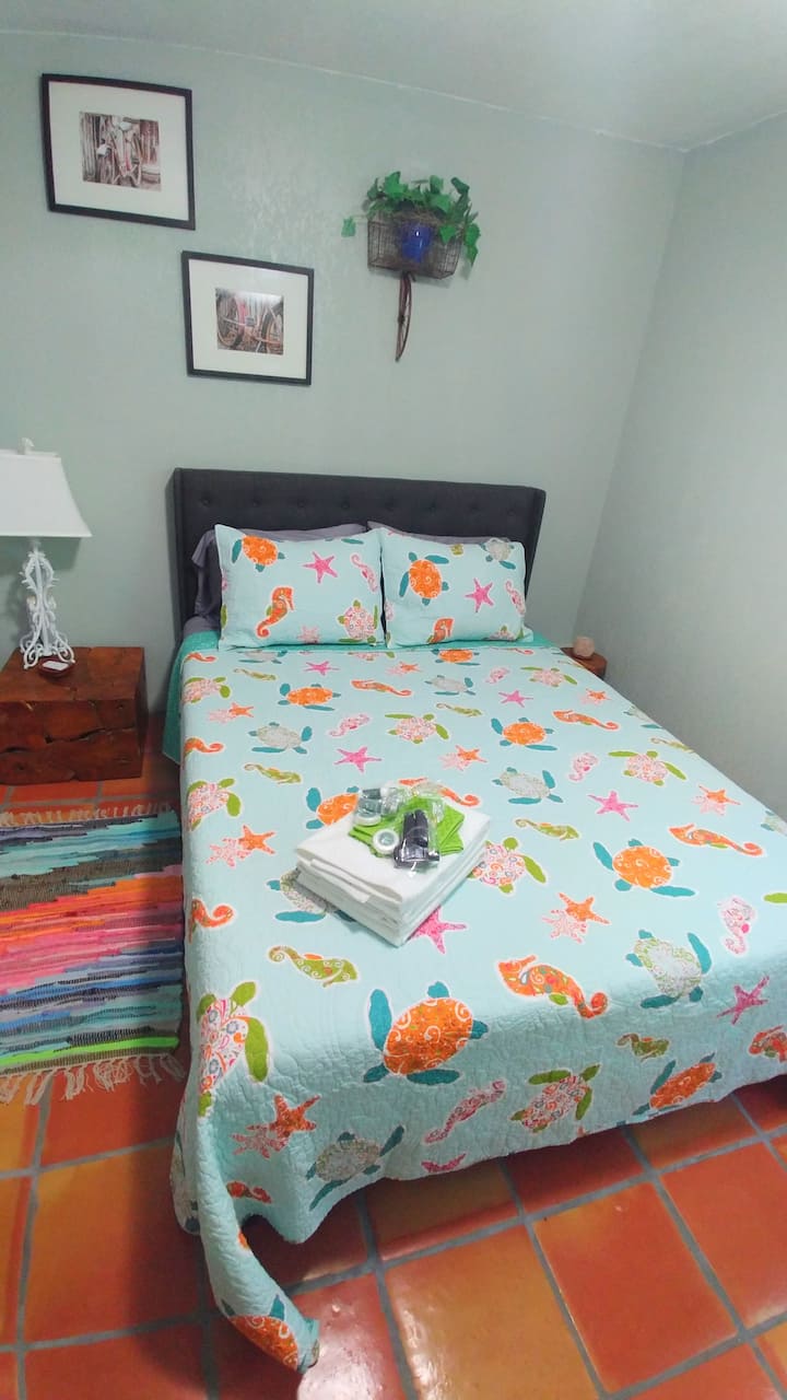 Საძინებელი დედოფლის მეხსიერების ქაფით, მაგარი გელის მატრასი