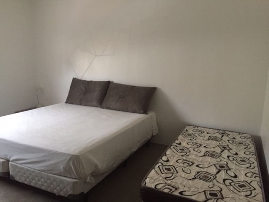 bedroom 1: king size bed + single bed