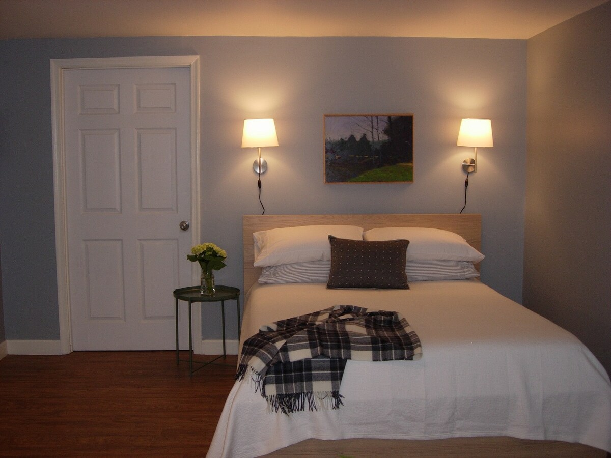 เตียงควีนไซส์ที่สะดวกสบายพร้อมลิ้นชักเก็บของ 2 ลิ้นชักด้านล่าง