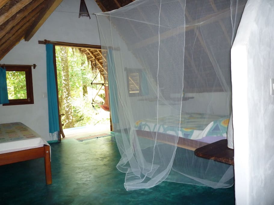 interior do bangalô com mosquiteiro