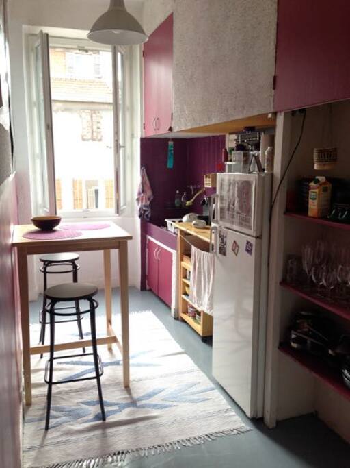 Cuisine avec table à manger