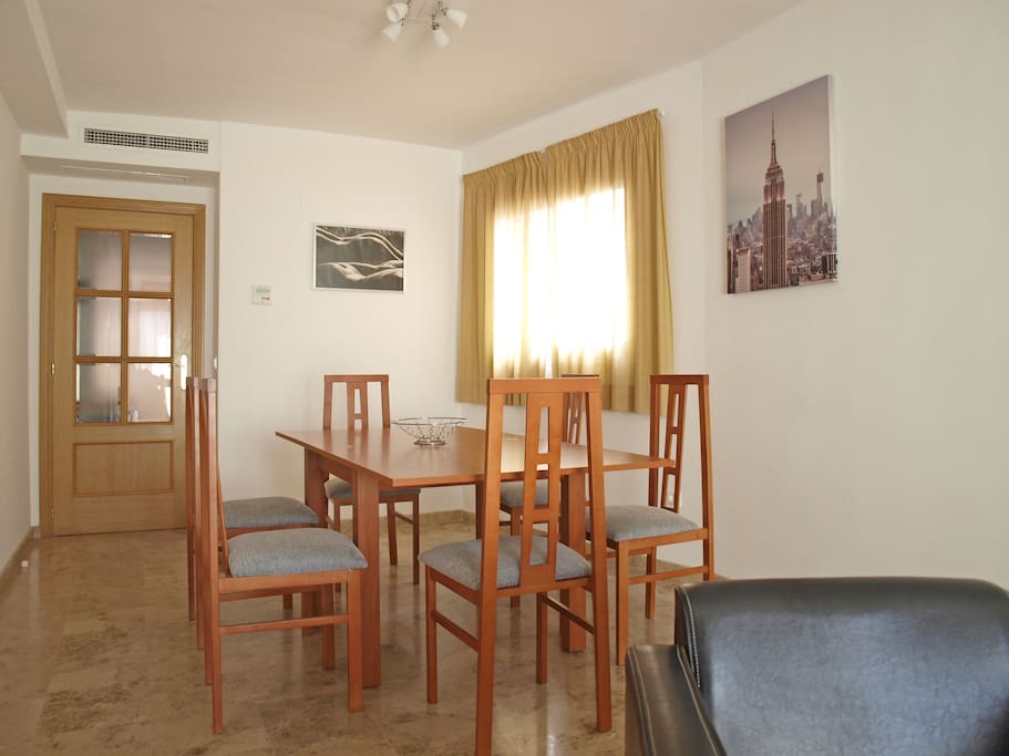 Mesa de comedor para 6 comensales. Dining table for 6 people.